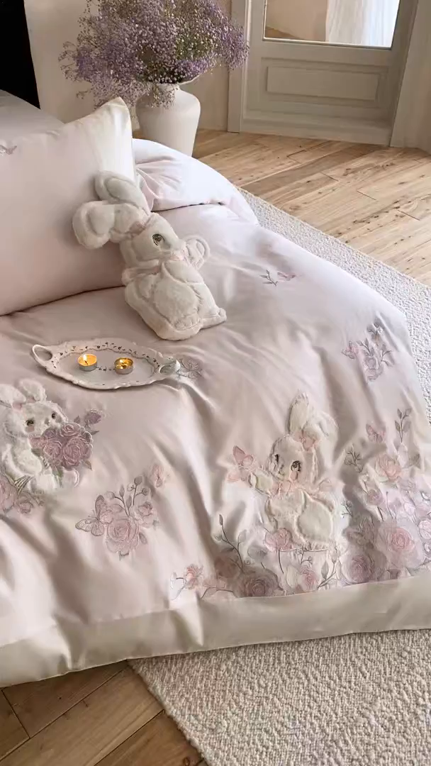 91家纺网 家纺一手货源 找家纺 （总）莎臣豹 2026新款100支新疆长绒棉精美兔毛立体贴布绣四件套-小兔花语