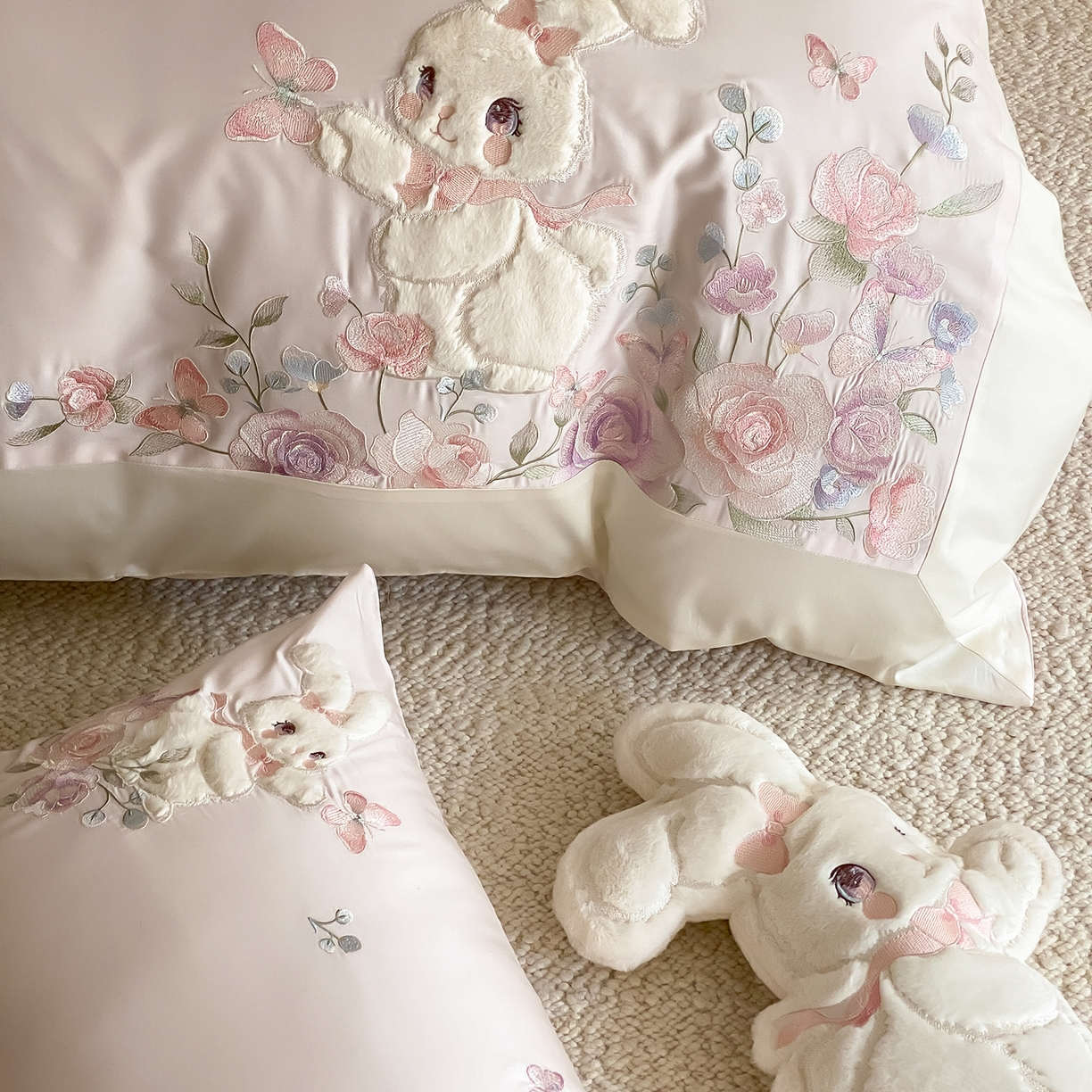 91家纺网 家纺一手货源 找家纺 （总）莎臣豹 2026新款100支新疆长绒棉精美兔毛立体贴布绣四件套-小兔花语