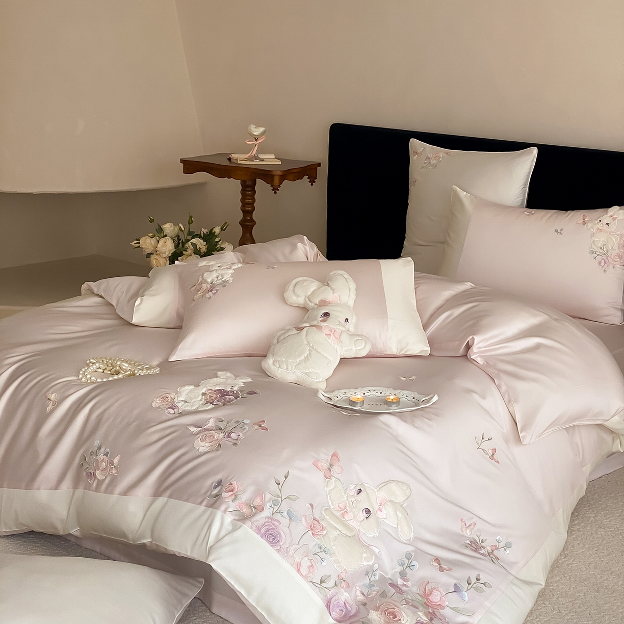 91家纺网 家纺一手货源 找家纺 （总）莎臣豹 2026新款100支新疆长绒棉精美兔毛立体贴布绣四件套-小兔花语