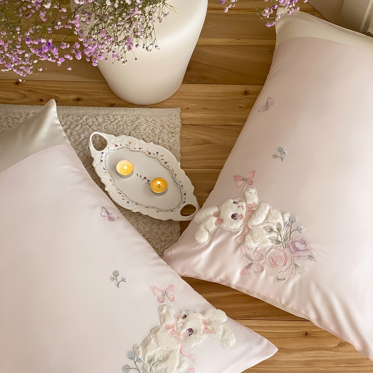 91家纺网 家纺一手货源 找家纺 （总）莎臣豹 2026新款100支新疆长绒棉精美兔毛立体贴布绣四件套-小兔花语