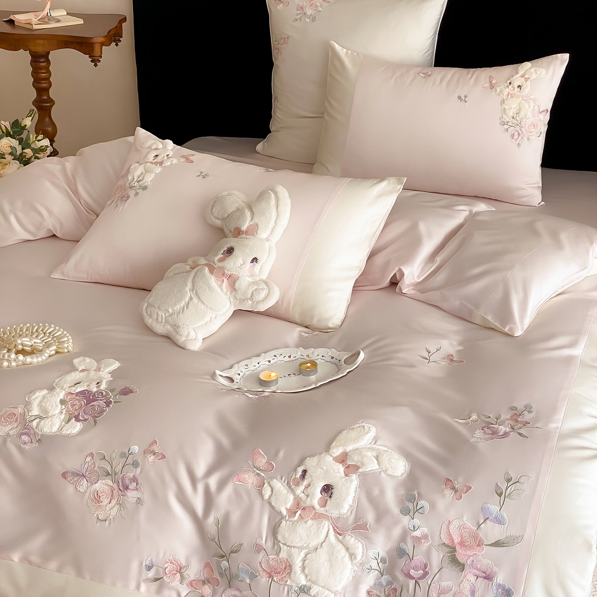 91家纺网 家纺一手货源 找家纺 （总）莎臣豹 2026新款100支新疆长绒棉精美兔毛立体贴布绣四件套-小兔花语