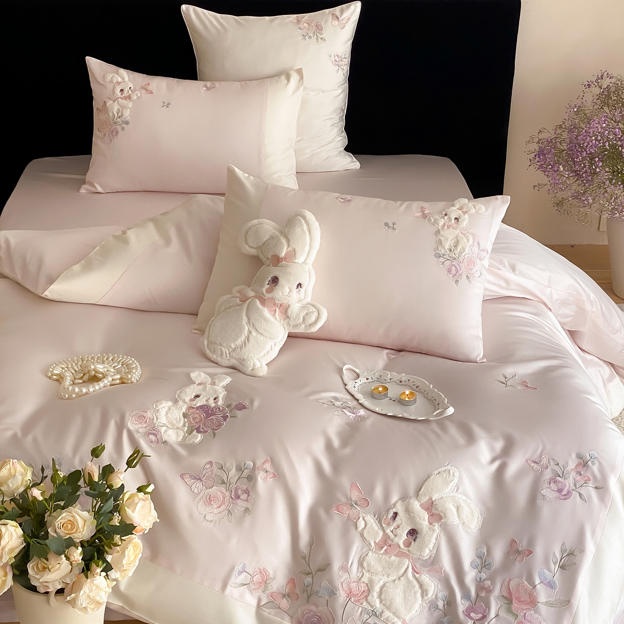 91家纺网 家纺一手货源 找家纺 （总）莎臣豹 2026新款100支新疆长绒棉精美兔毛立体贴布绣四件套-小兔花语