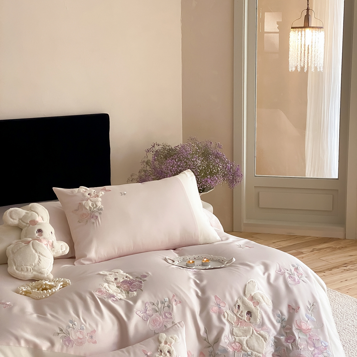 91家纺网 家纺一手货源 找家纺 （总）莎臣豹 2026新款100支新疆长绒棉精美兔毛立体贴布绣四件套-小兔花语