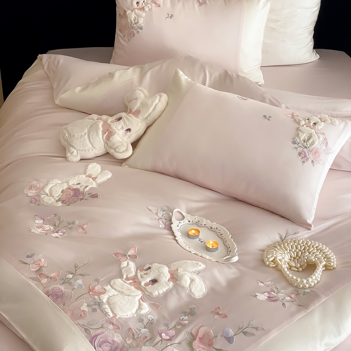 91家纺网 家纺一手货源 找家纺 （总）莎臣豹 2026新款100支新疆长绒棉精美兔毛立体贴布绣四件套-小兔花语