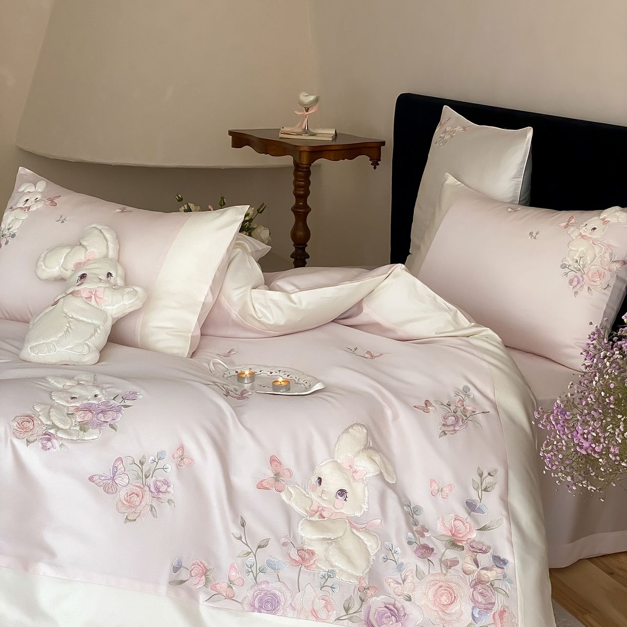 91家纺网 家纺一手货源 找家纺 （总）莎臣豹 2026新款100支新疆长绒棉精美兔毛立体贴布绣四件套-小兔花语