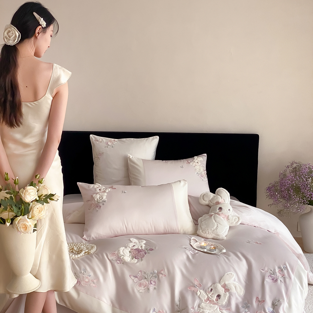 91家纺网 家纺一手货源 找家纺 （总）莎臣豹 2026新款100支新疆长绒棉精美兔毛立体贴布绣四件套-小兔花语