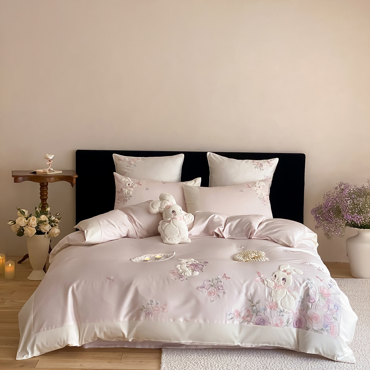 91家纺网 家纺一手货源 找家纺 （总）莎臣豹 2026新款100支新疆长绒棉精美兔毛立体贴布绣四件套-小兔花语