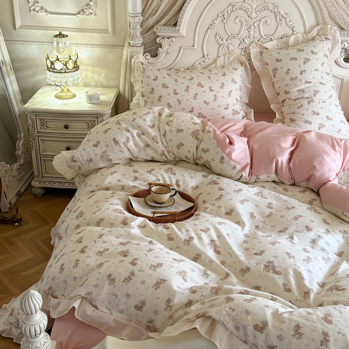 91家纺网 家纺一手货源 找家纺 桃喜 2026新款亲肤舒适洛丽塔系列四件套 碎花小鹿花边款