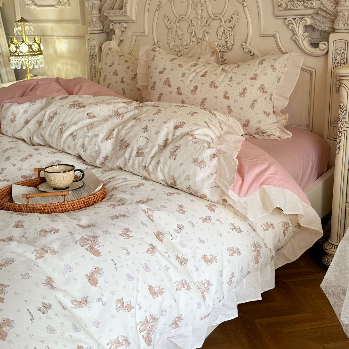 91家纺网 家纺一手货源 找家纺 桃喜 2026新款亲肤舒适洛丽塔系列四件套 碎花小鹿花边款