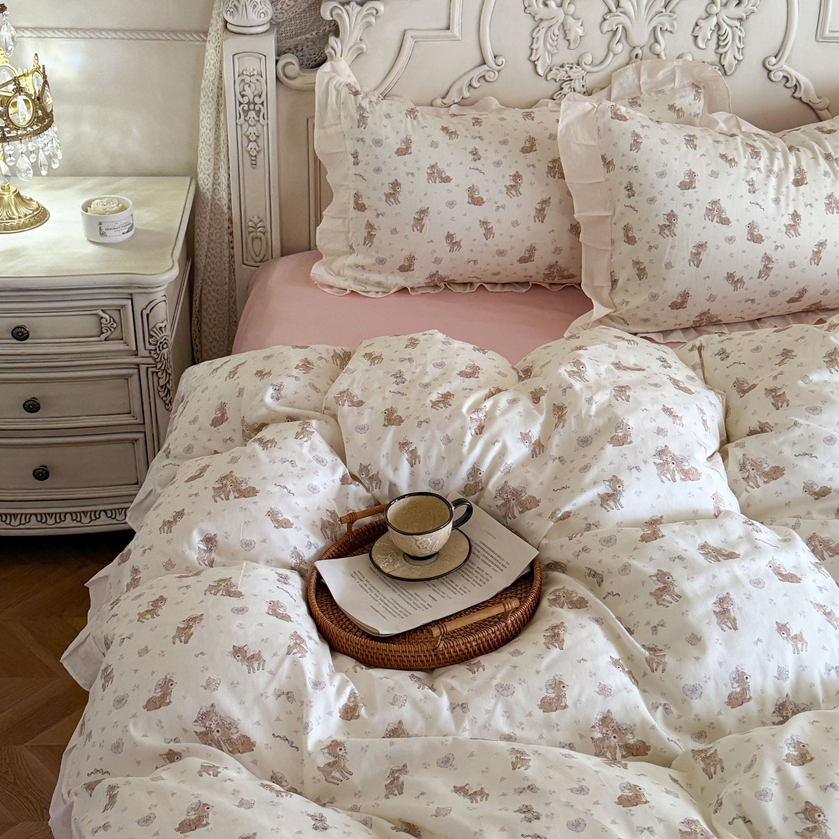 91家纺网 家纺一手货源 找家纺 桃喜 2026新款亲肤舒适洛丽塔系列四件套 碎花小鹿花边款