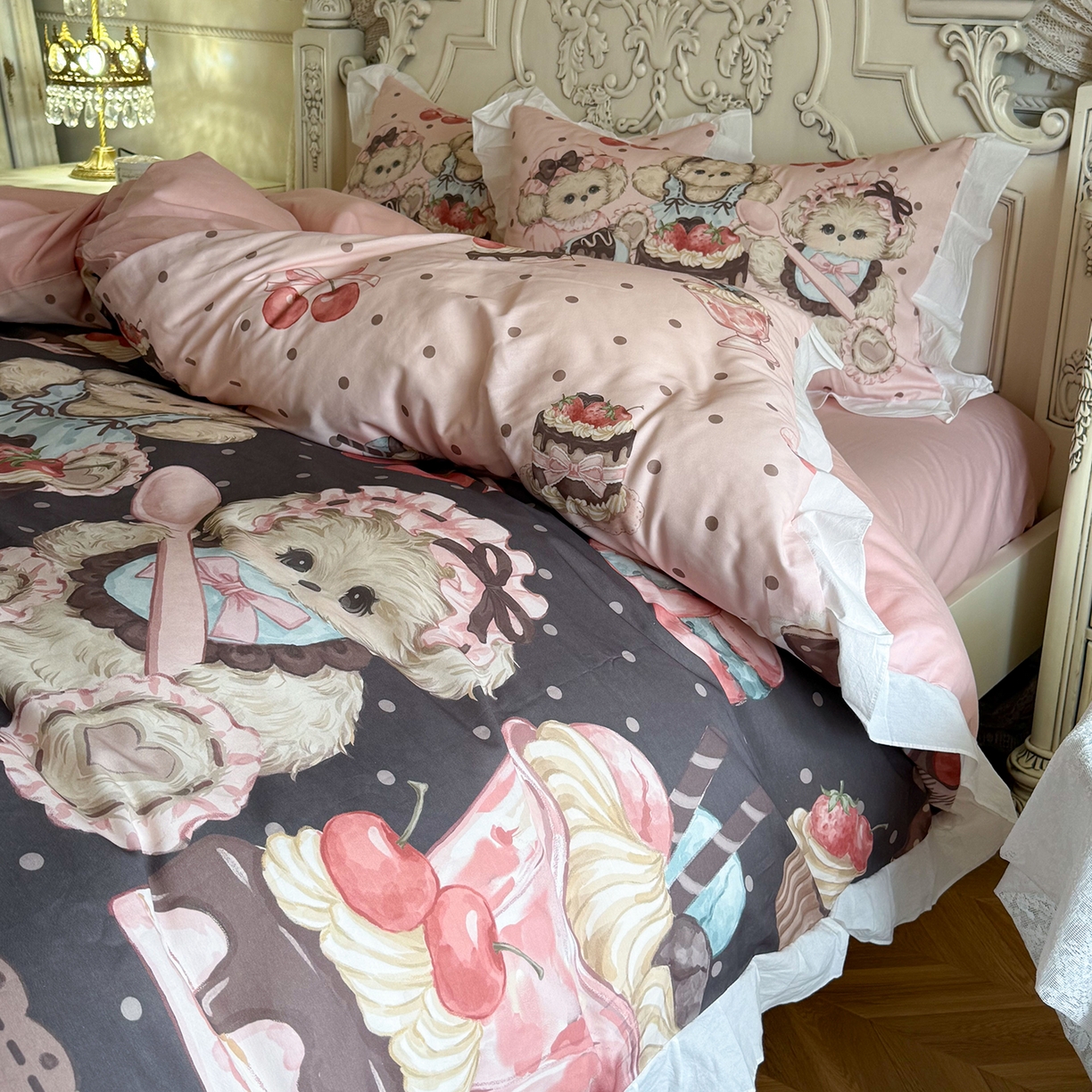 91家纺网 家纺一手货源 找家纺 桃喜 2026新款亲肤舒适洛丽塔系列四件套 小熊甜品会