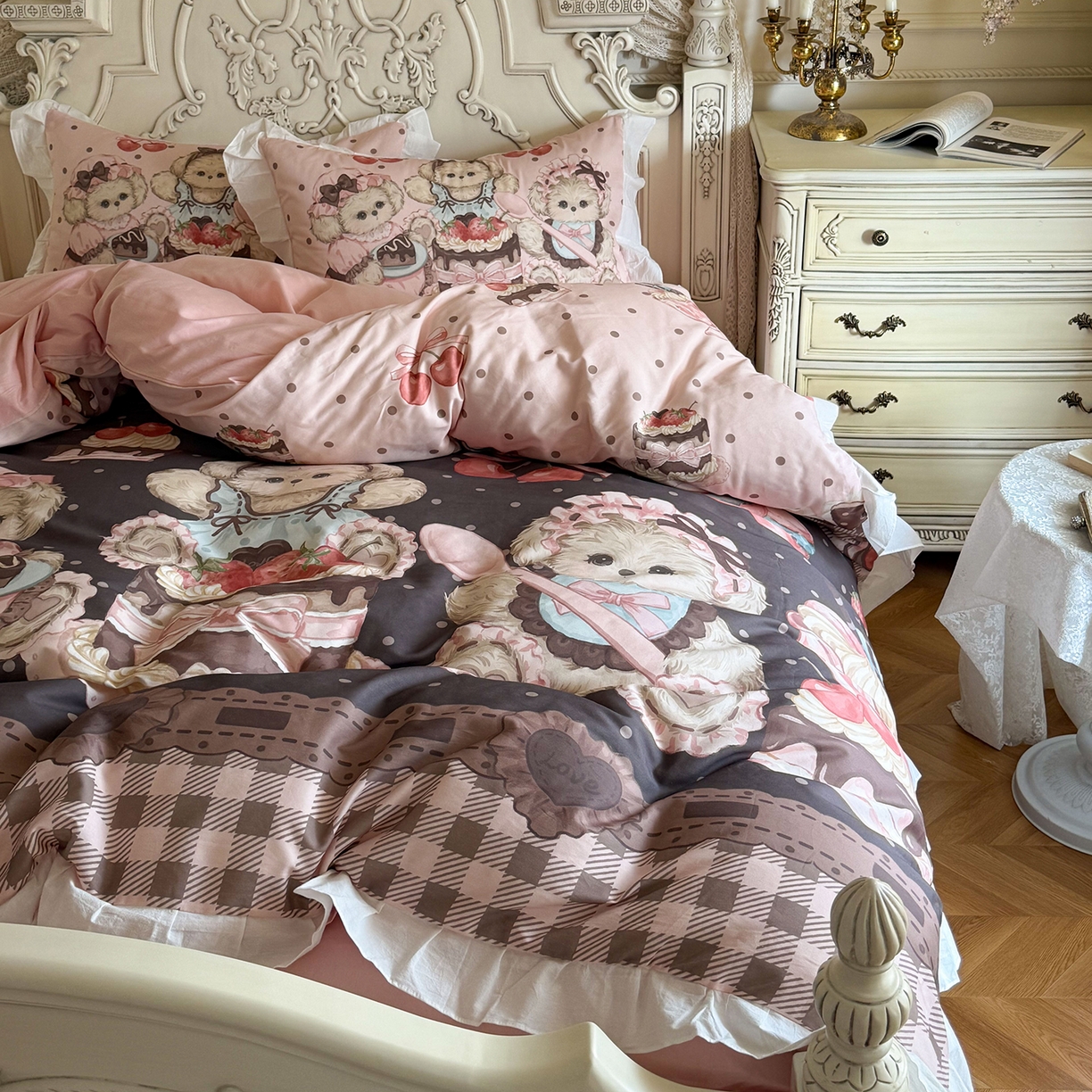 91家纺网 家纺一手货源 找家纺 桃喜 2026新款亲肤舒适洛丽塔系列四件套 小熊甜品会