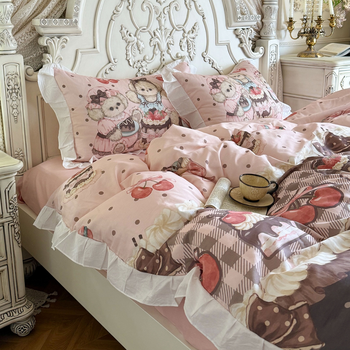 91家纺网 家纺一手货源 找家纺 桃喜 2026新款亲肤舒适洛丽塔系列四件套 小熊甜品会