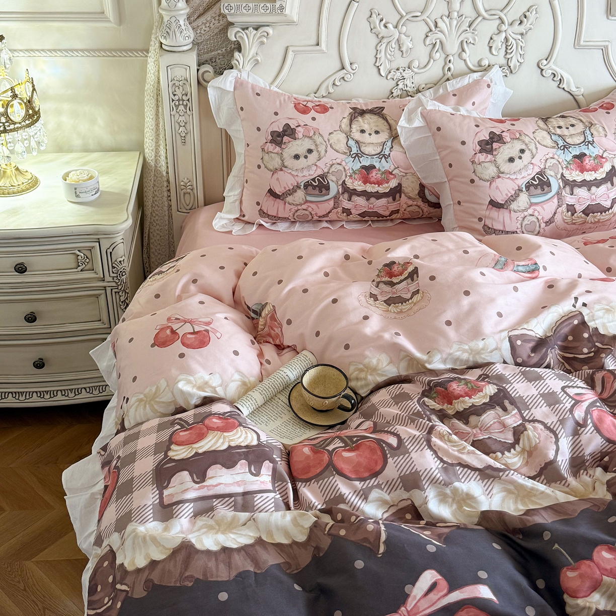 91家纺网 家纺一手货源 找家纺 桃喜 2026新款亲肤舒适洛丽塔系列四件套 小熊甜品会