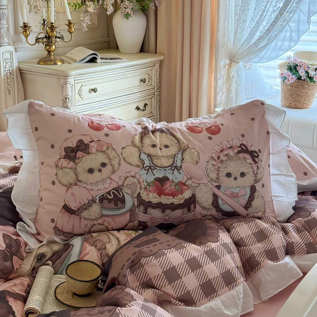 91家纺网 家纺一手货源 找家纺 桃喜 2026新款亲肤舒适洛丽塔系列四件套 小熊甜品会