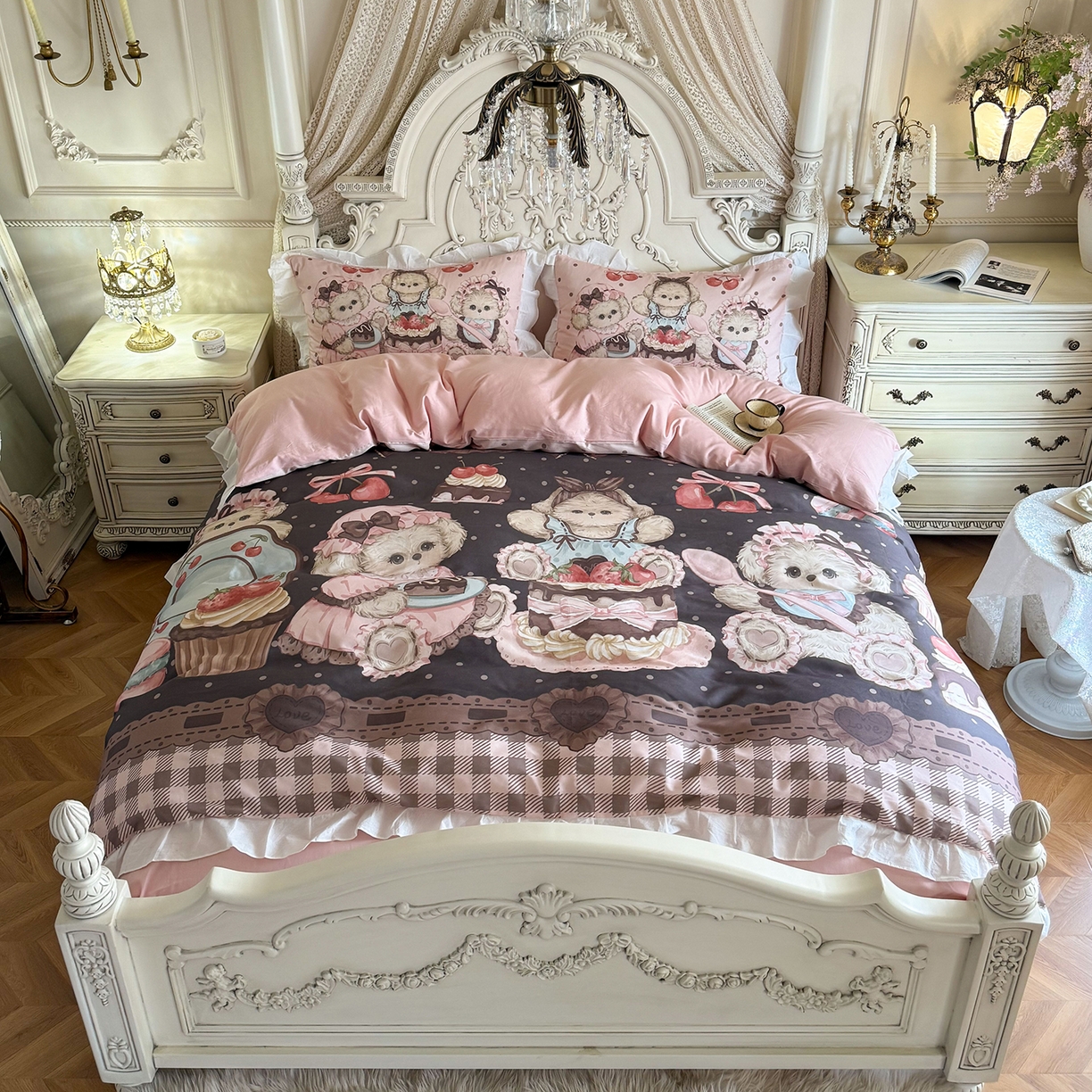 91家纺网 家纺一手货源 找家纺 桃喜 2026新款亲肤舒适洛丽塔系列四件套 小熊甜品会