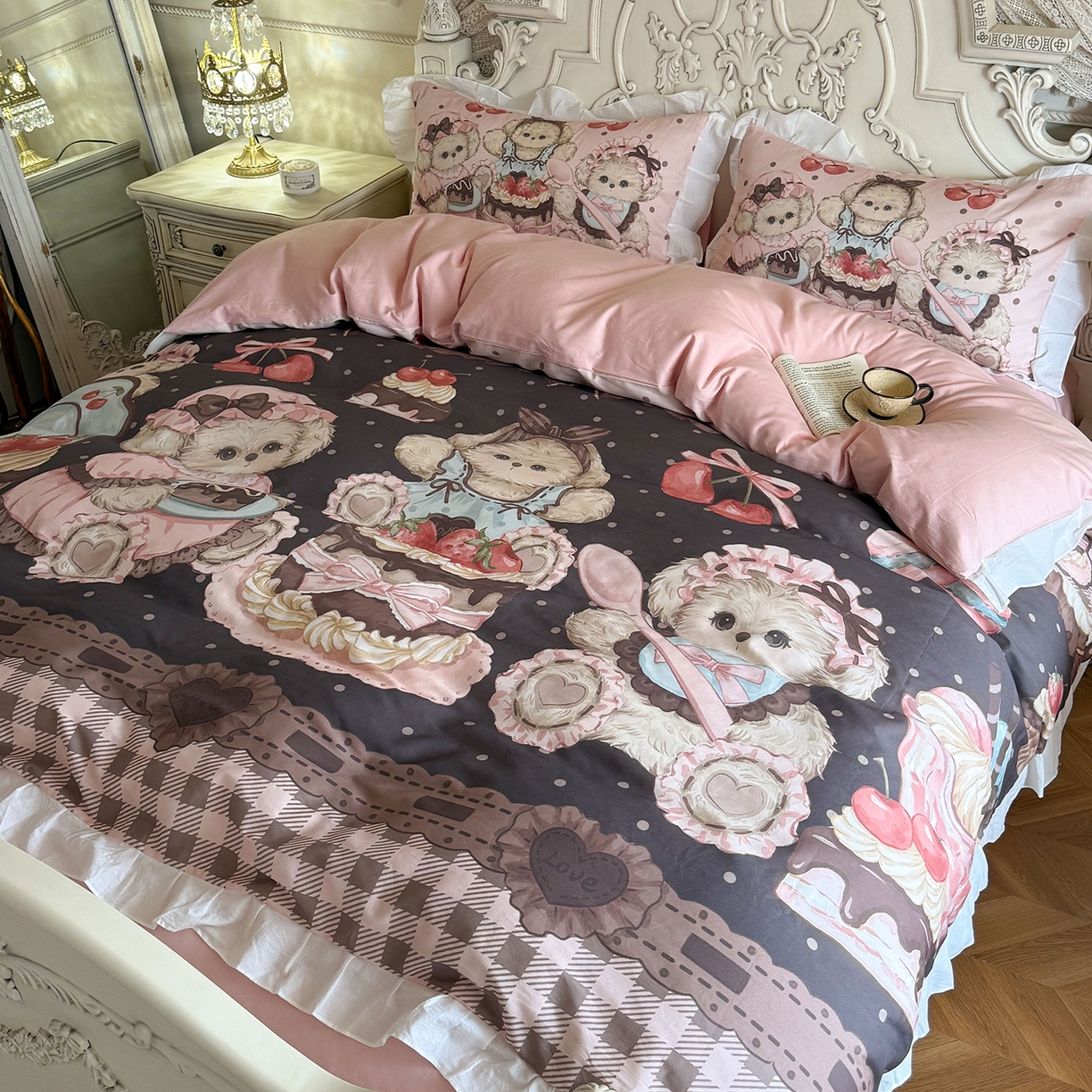 91家纺网 家纺一手货源 找家纺 桃喜 2026新款亲肤舒适洛丽塔系列四件套 小熊甜品会