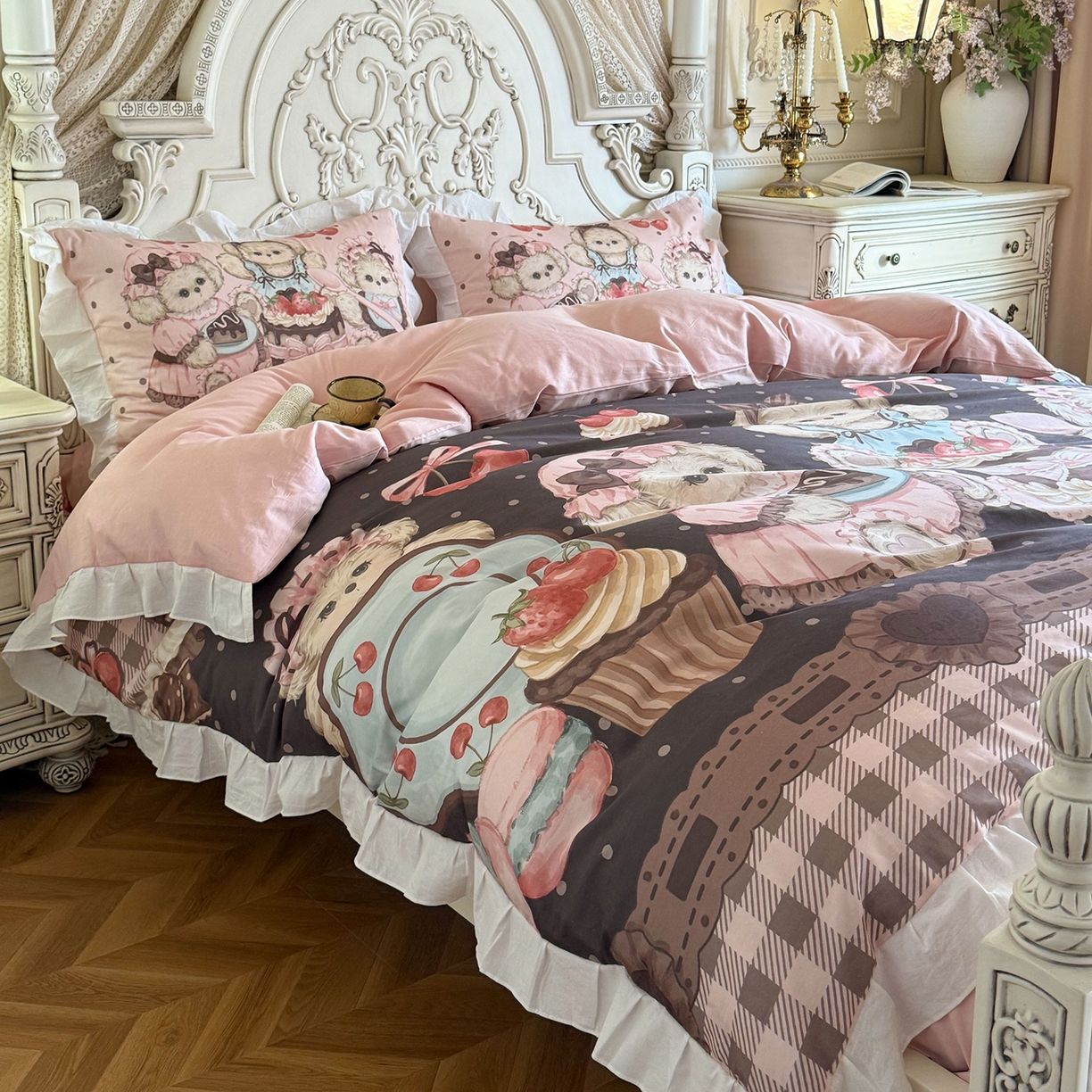 91家纺网 家纺一手货源 找家纺 桃喜 2026新款亲肤舒适洛丽塔系列四件套 小熊甜品会