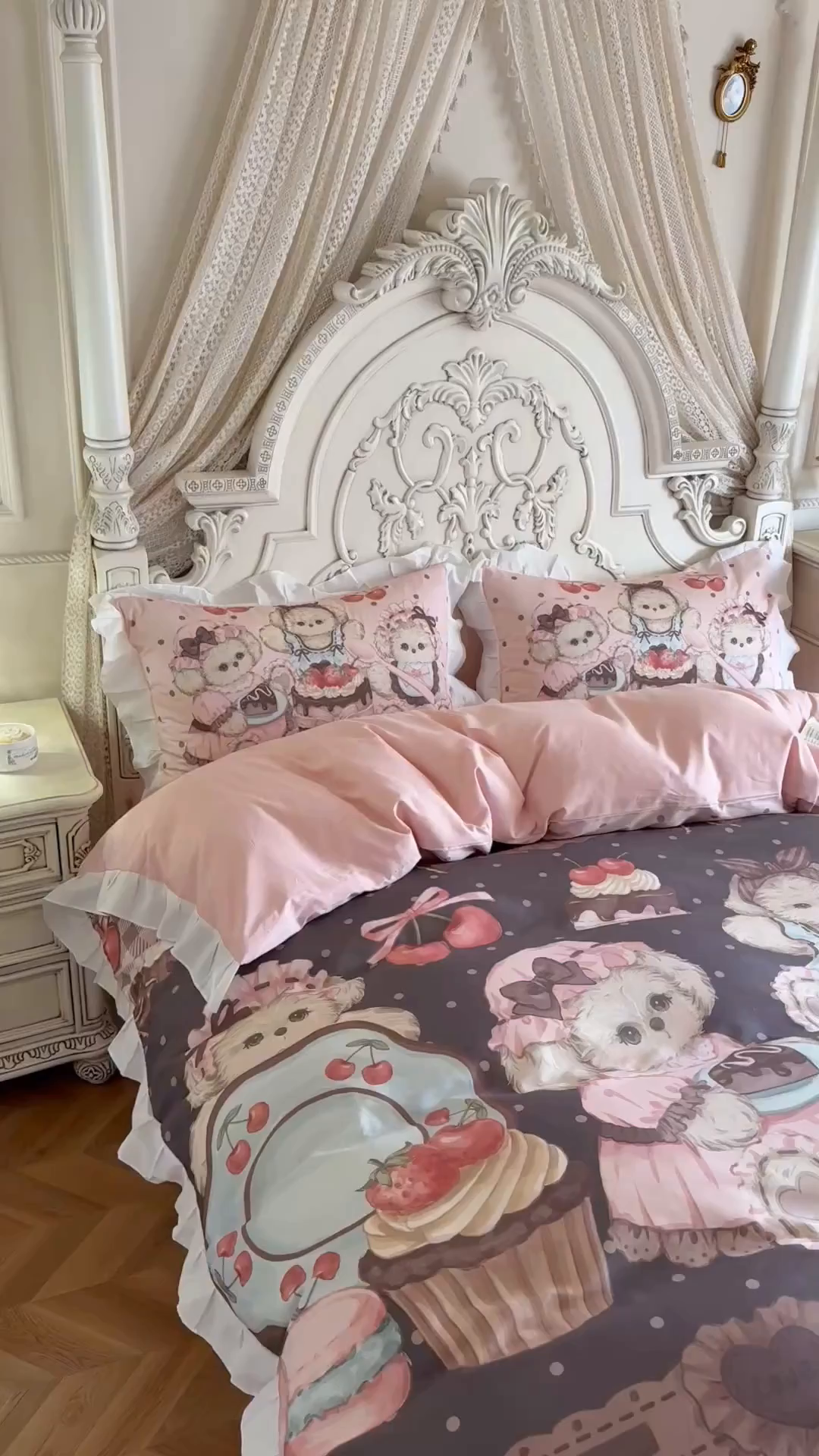 91家纺网 家纺一手货源 找家纺 桃喜 2026新款亲肤舒适洛丽塔系列四件套 小熊甜品会