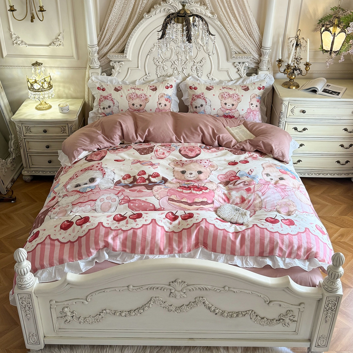 91家纺网 家纺一手货源 找家纺 桃喜 2026新款亲肤舒适洛丽塔系列四件套 樱桃甜品熊