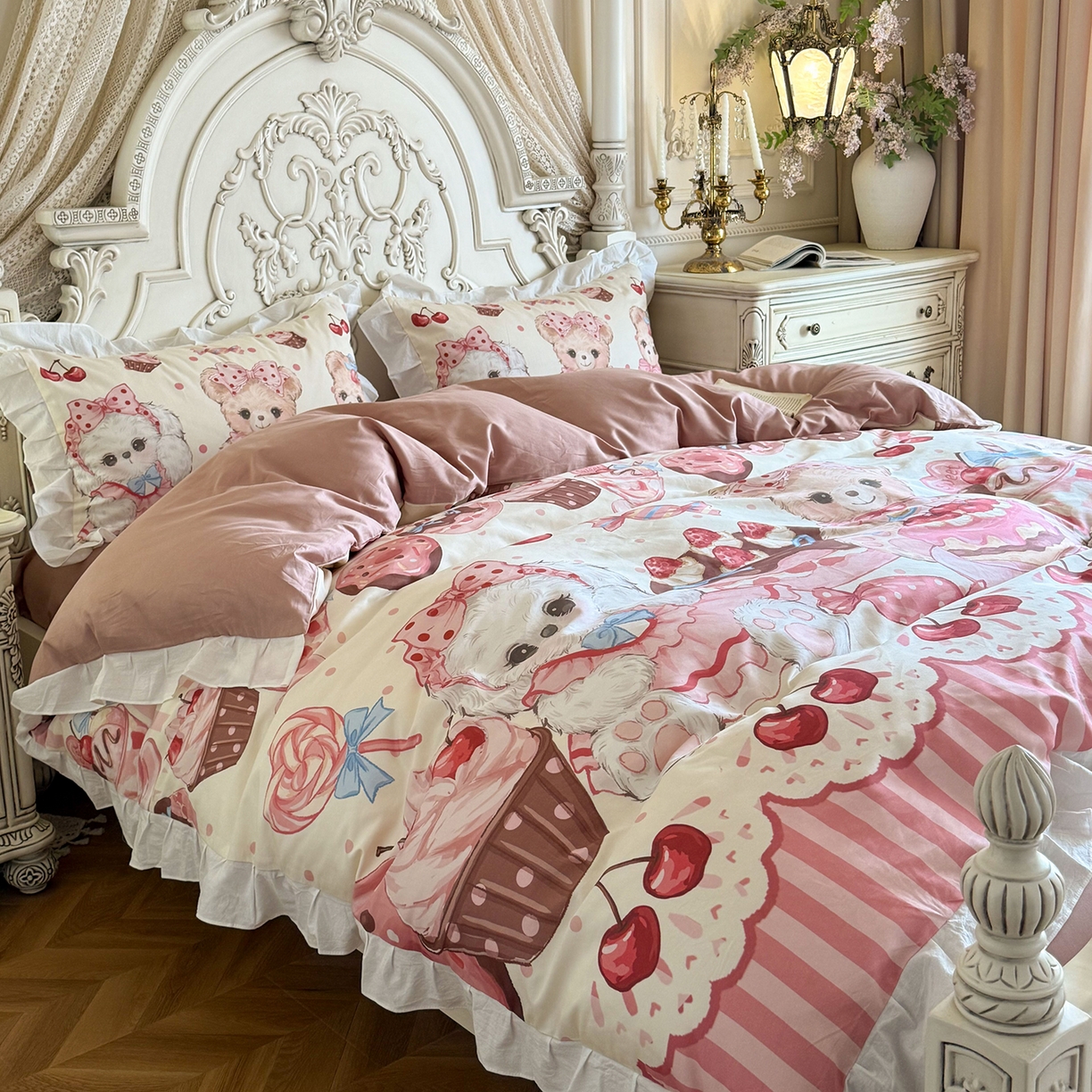 91家纺网 家纺一手货源 找家纺 桃喜 2026新款亲肤舒适洛丽塔系列四件套 樱桃甜品熊