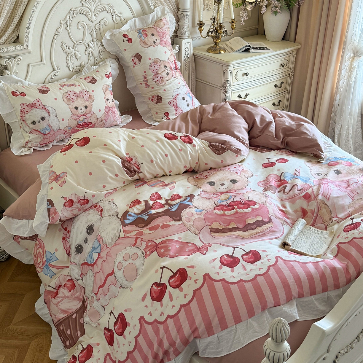 91家纺网 家纺一手货源 找家纺 桃喜 2026新款亲肤舒适洛丽塔系列四件套 樱桃甜品熊