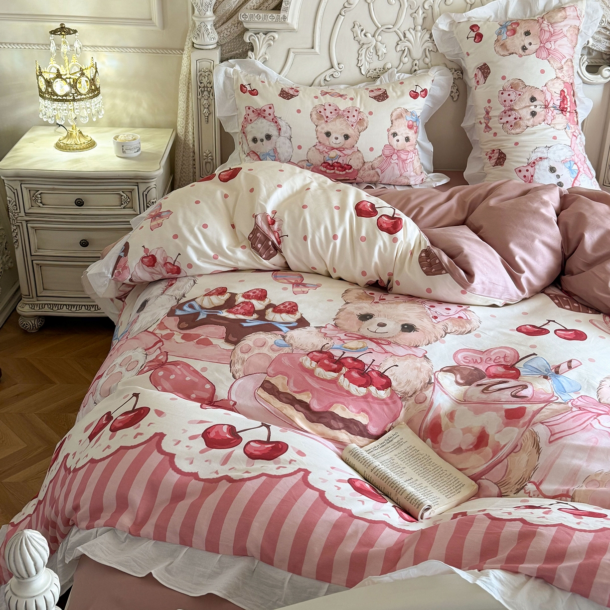 91家纺网 家纺一手货源 找家纺 桃喜 2026新款亲肤舒适洛丽塔系列四件套 樱桃甜品熊