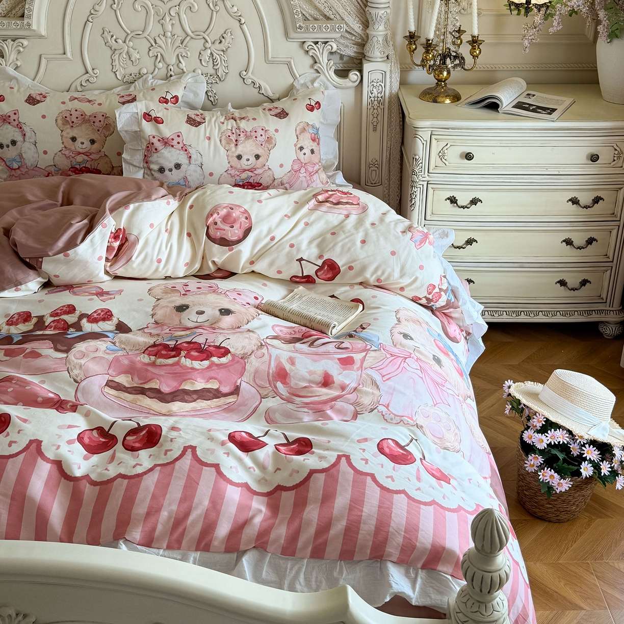 91家纺网 家纺一手货源 找家纺 桃喜 2026新款亲肤舒适洛丽塔系列四件套 樱桃甜品熊
