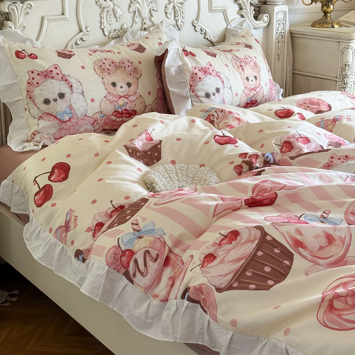 91家纺网 家纺一手货源 找家纺 桃喜 2026新款亲肤舒适洛丽塔系列四件套 樱桃甜品熊