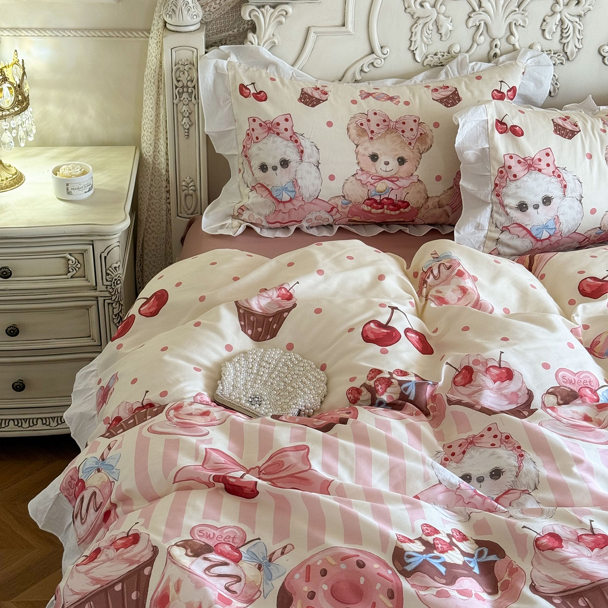 91家纺网 家纺一手货源 找家纺 桃喜 2026新款亲肤舒适洛丽塔系列四件套 樱桃甜品熊