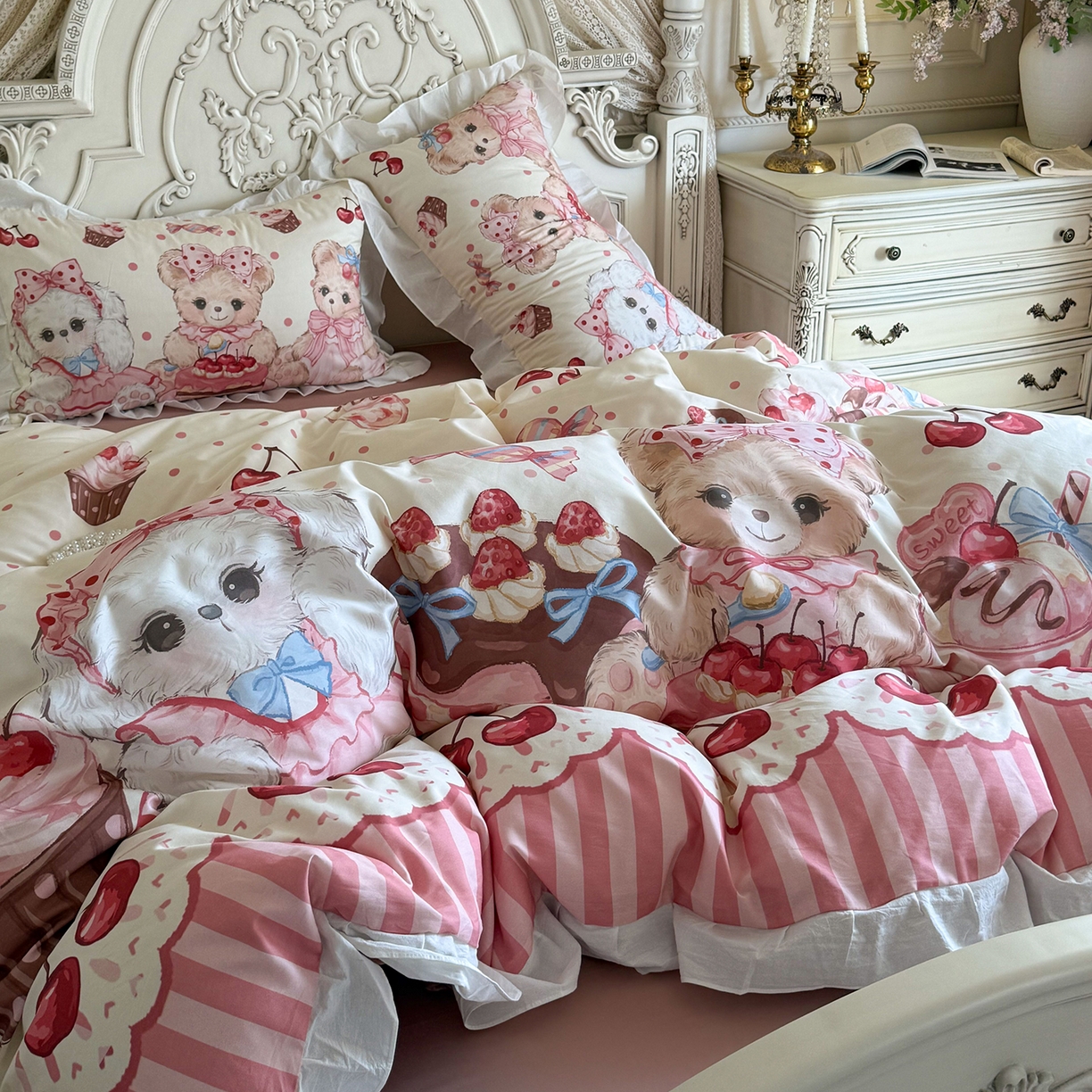 91家纺网 家纺一手货源 找家纺 桃喜 2026新款亲肤舒适洛丽塔系列四件套 樱桃甜品熊