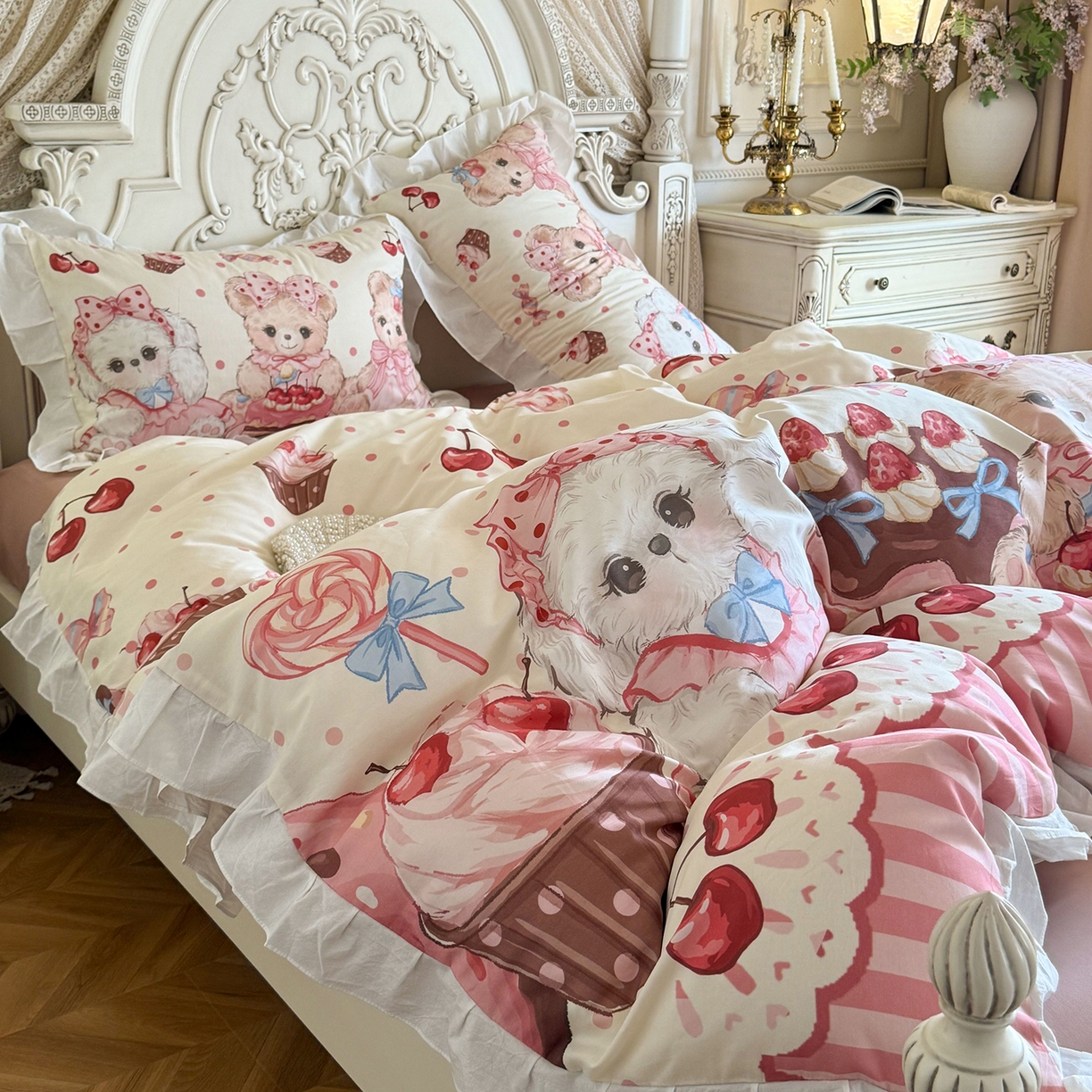 91家纺网 家纺一手货源 找家纺 桃喜 2026新款亲肤舒适洛丽塔系列四件套 樱桃甜品熊