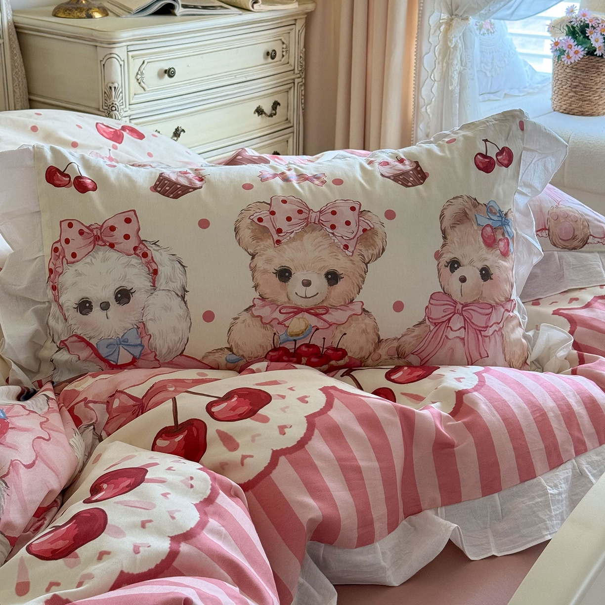 91家纺网 家纺一手货源 找家纺 桃喜 2026新款亲肤舒适洛丽塔系列四件套 樱桃甜品熊