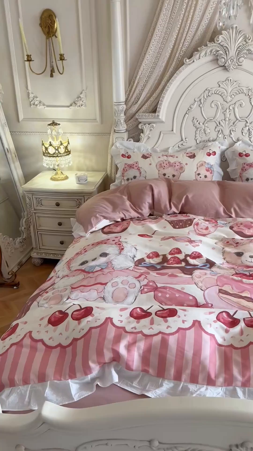 91家纺网 家纺一手货源 找家纺 桃喜 2026新款亲肤舒适洛丽塔系列四件套 樱桃甜品熊