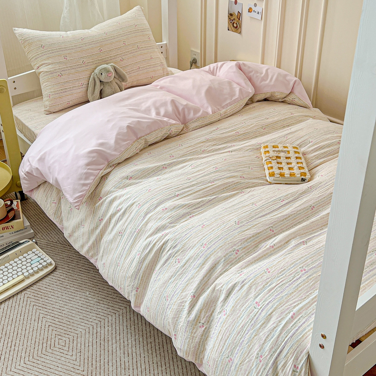 91家纺网 家纺一手货源 找家纺 纽缦家纺 2026新款A类水洗棉学生套件系列 甜樱恋曲