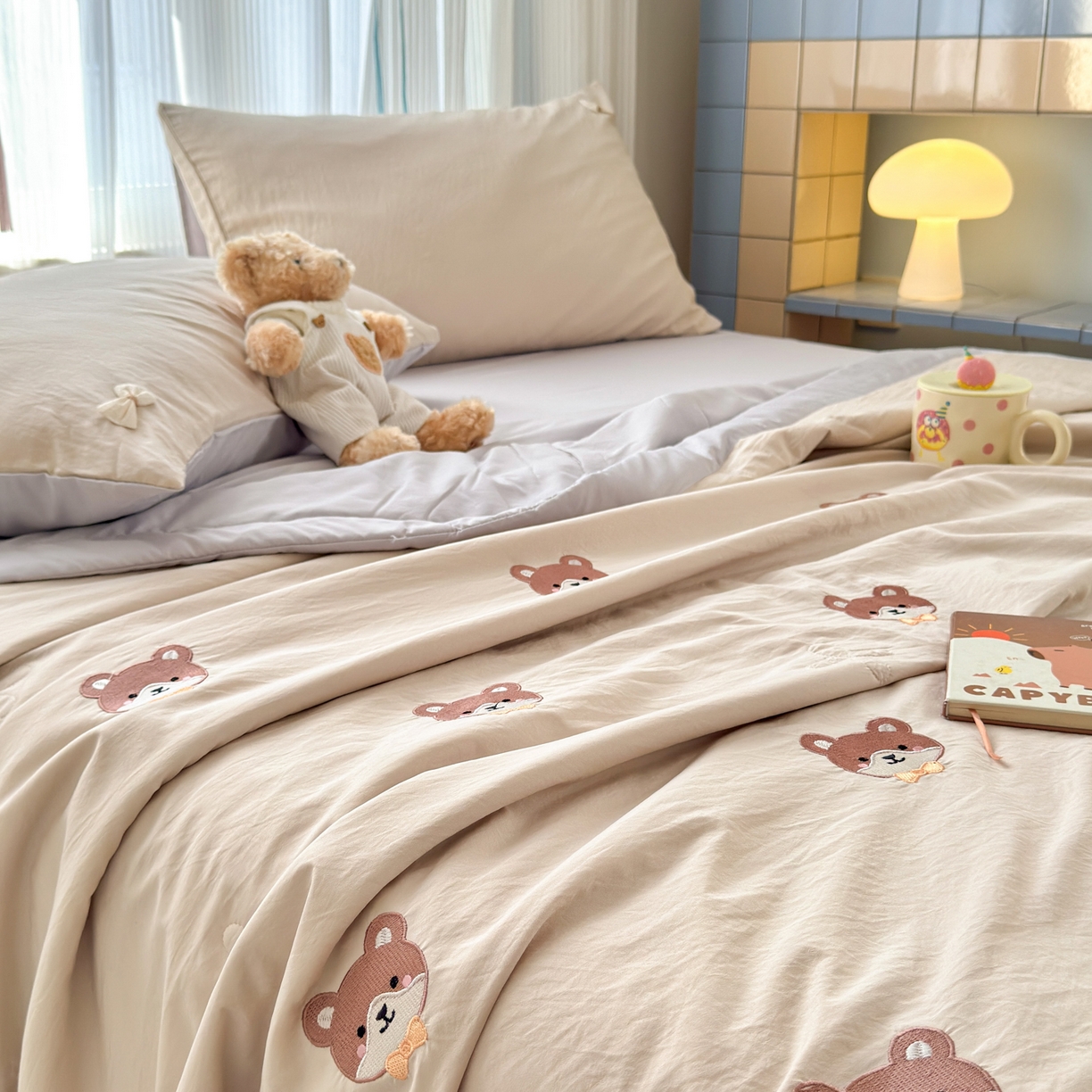 91家纺网 家纺一手货源 找家纺 （总）佳鸿家纺 2026新款凉感冰柔丝刺绣手包边夏凉被夏被四件套-场景二