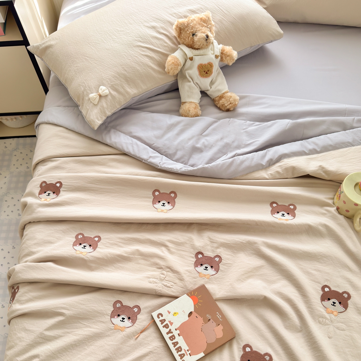 91家纺网 家纺一手货源 找家纺 （总）佳鸿家纺 2026新款凉感冰柔丝刺绣手包边夏凉被夏被四件套-场景二