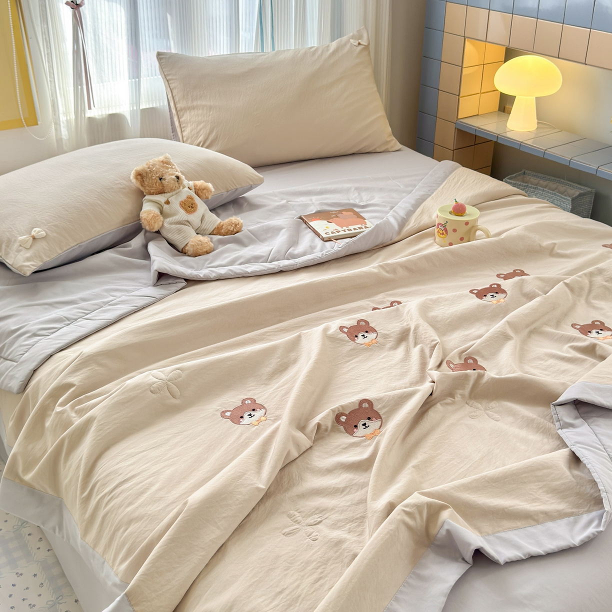 （总）佳鸿家纺 2026新款凉感冰柔丝刺绣手包边夏凉被夏被四件套-场景二