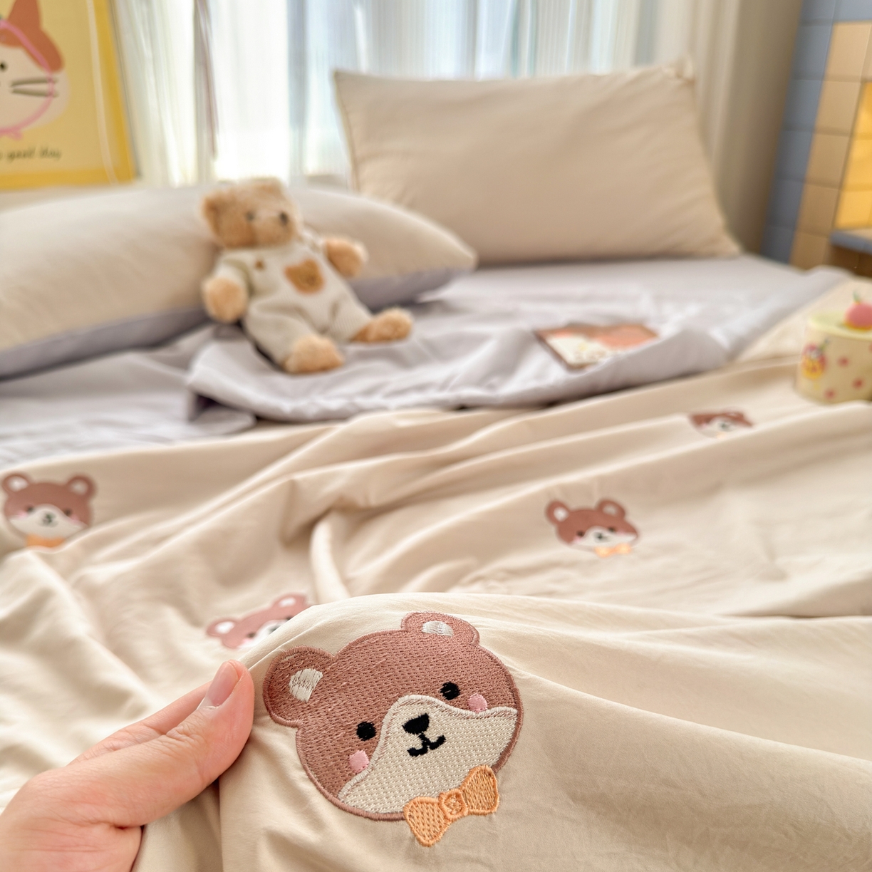 91家纺网 家纺一手货源 找家纺 （总）佳鸿家纺 2026新款凉感冰柔丝刺绣手包边夏凉被夏被四件套-场景二