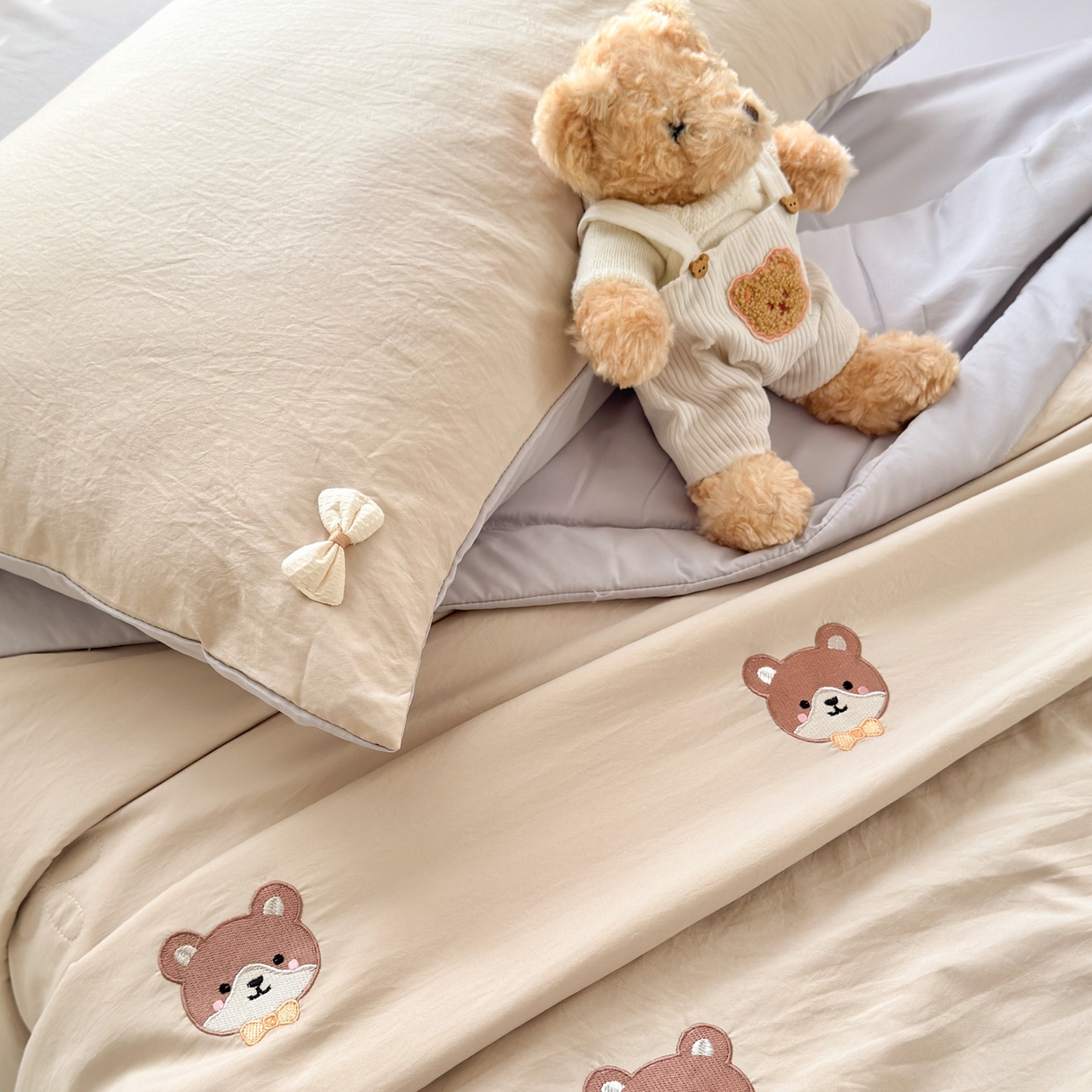 91家纺网 家纺一手货源 找家纺 （总）佳鸿家纺 2026新款凉感冰柔丝刺绣手包边夏凉被夏被四件套-场景二