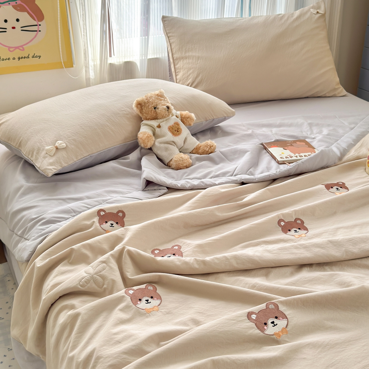 91家纺网 家纺一手货源 找家纺 （总）佳鸿家纺 2026新款凉感冰柔丝刺绣手包边夏凉被夏被四件套-场景二