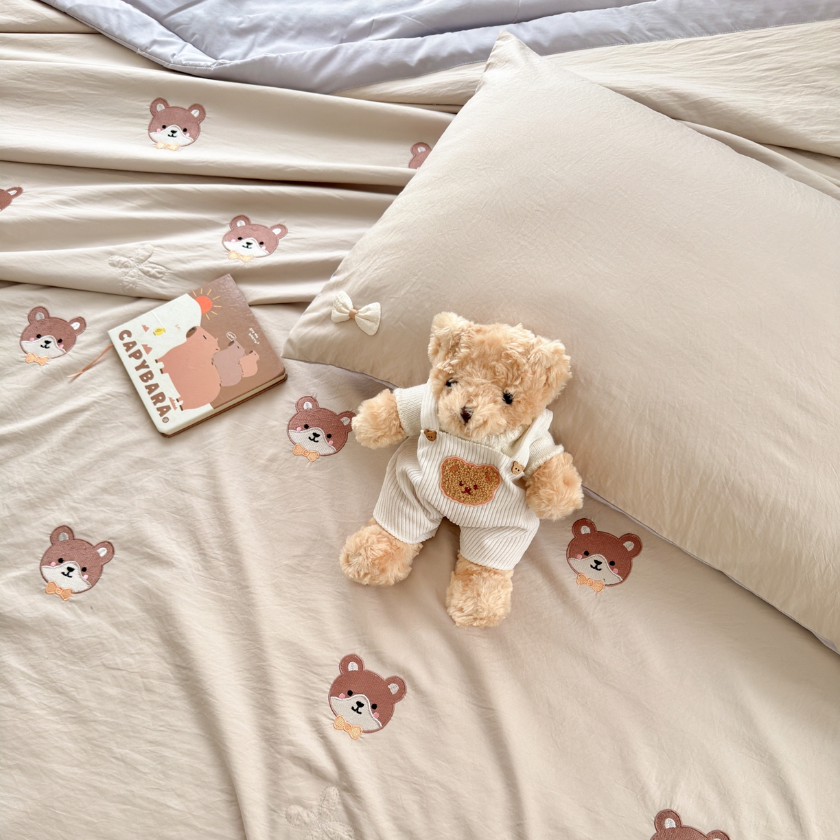 91家纺网 家纺一手货源 找家纺 （总）佳鸿家纺 2026新款凉感冰柔丝刺绣手包边夏凉被夏被四件套-场景二