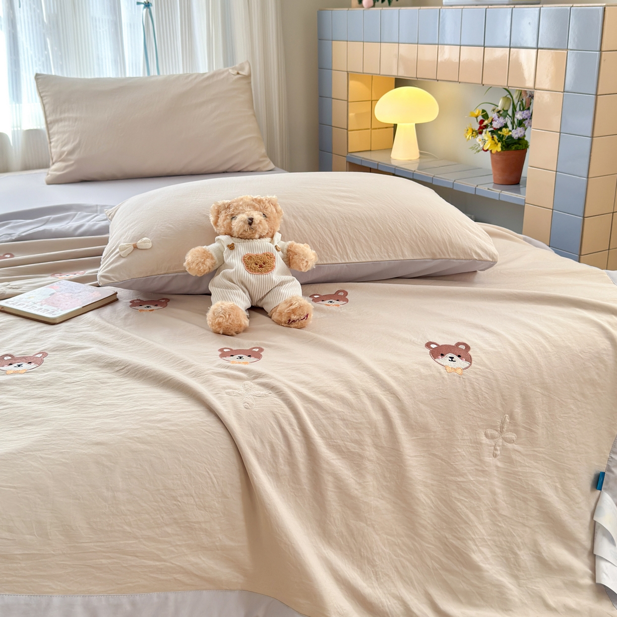 91家纺网 家纺一手货源 找家纺 （总）佳鸿家纺 2026新款凉感冰柔丝刺绣手包边夏凉被夏被四件套-场景二