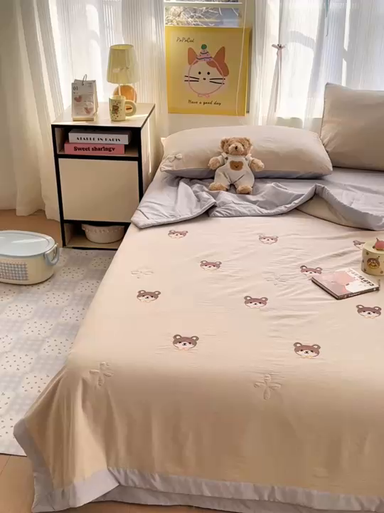 91家纺网 家纺一手货源 找家纺 （总）佳鸿家纺 2026新款凉感冰柔丝刺绣手包边夏凉被夏被四件套-场景二