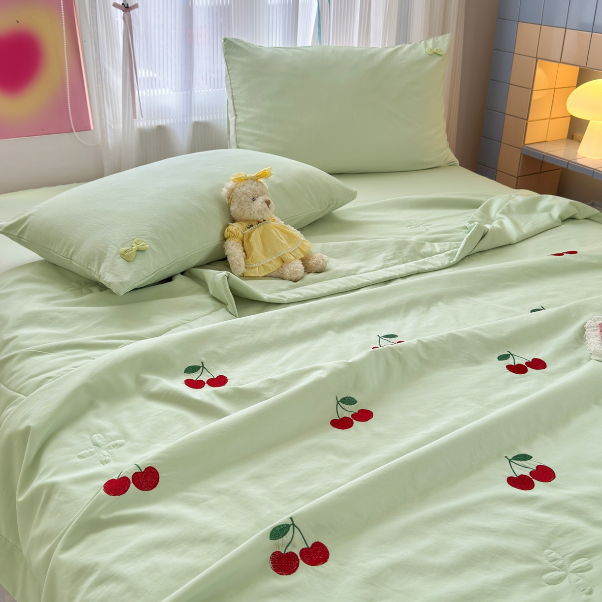 91家纺网 家纺一手货源 找家纺 佳鸿家纺 2026新款凉感冰柔丝刺绣手包边夏凉被夏被四件套-场景二 薄荷樱桃