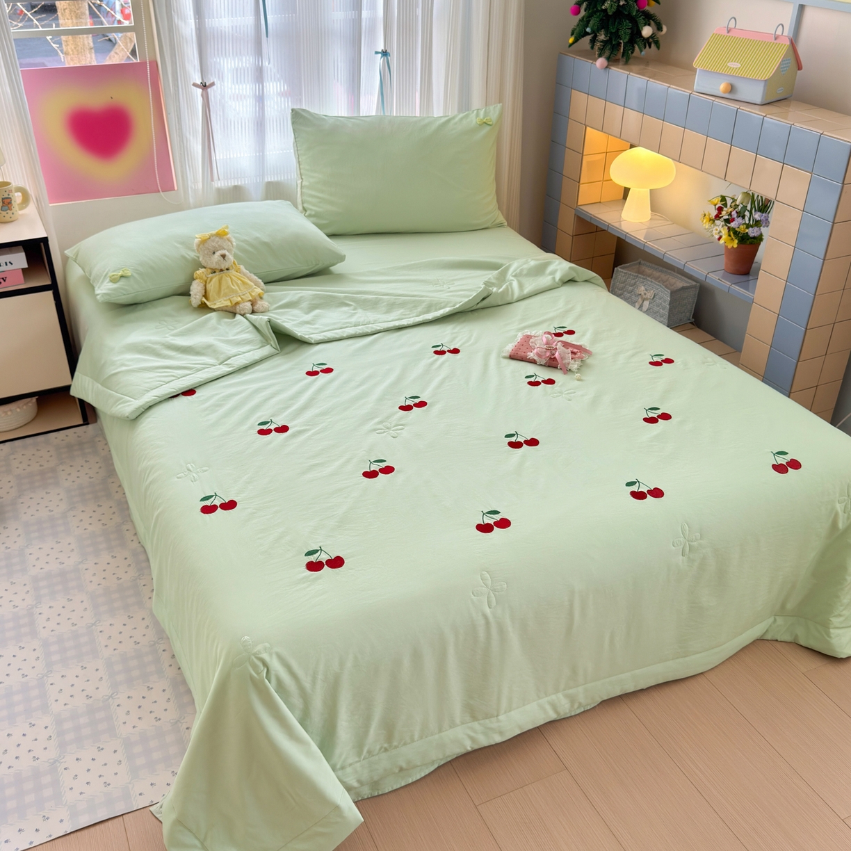 91家纺网 家纺一手货源 找家纺 佳鸿家纺 2026新款凉感冰柔丝刺绣手包边夏凉被夏被四件套-场景二 薄荷樱桃