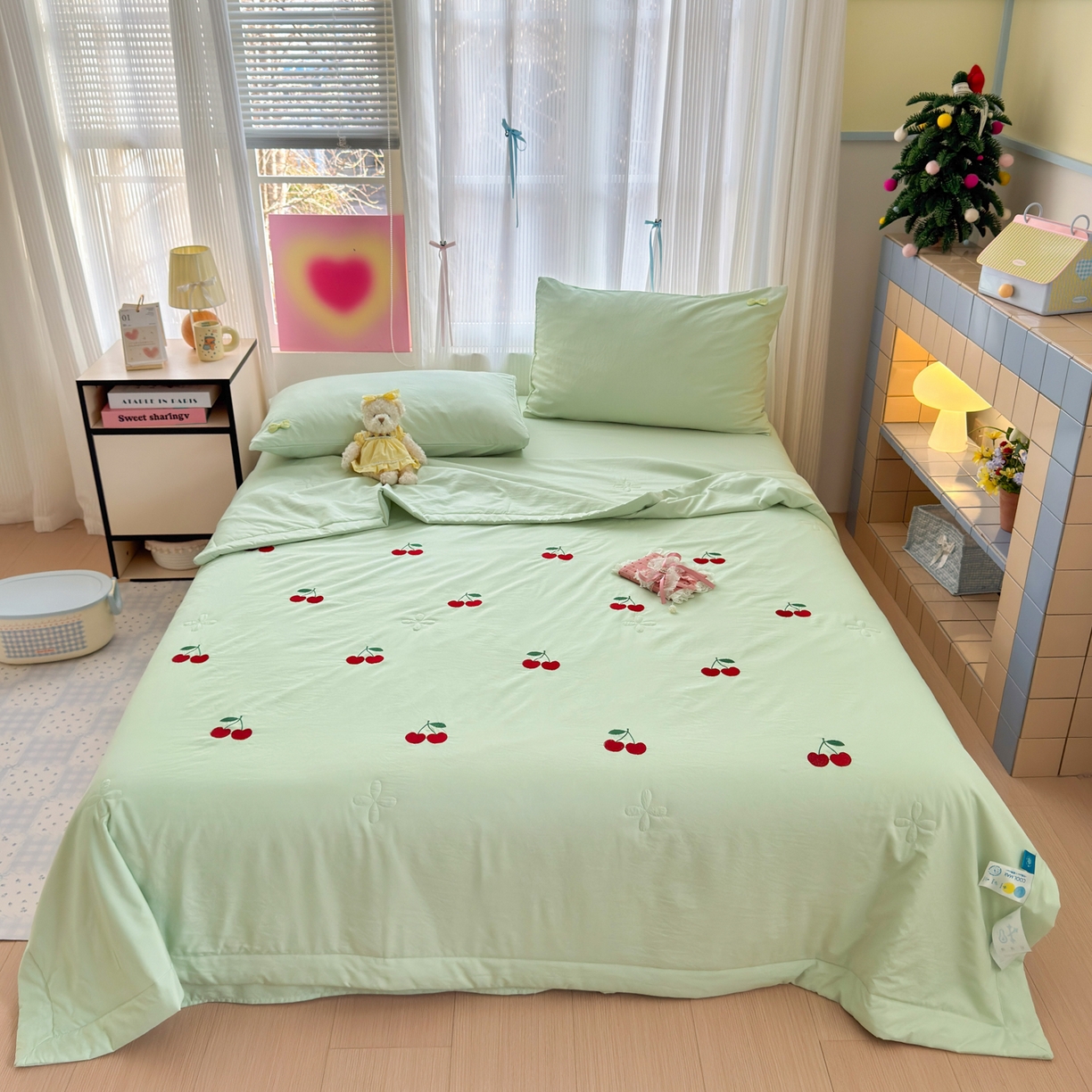 91家纺网 家纺一手货源 找家纺 佳鸿家纺 2026新款凉感冰柔丝刺绣手包边夏凉被夏被四件套-场景二 薄荷樱桃