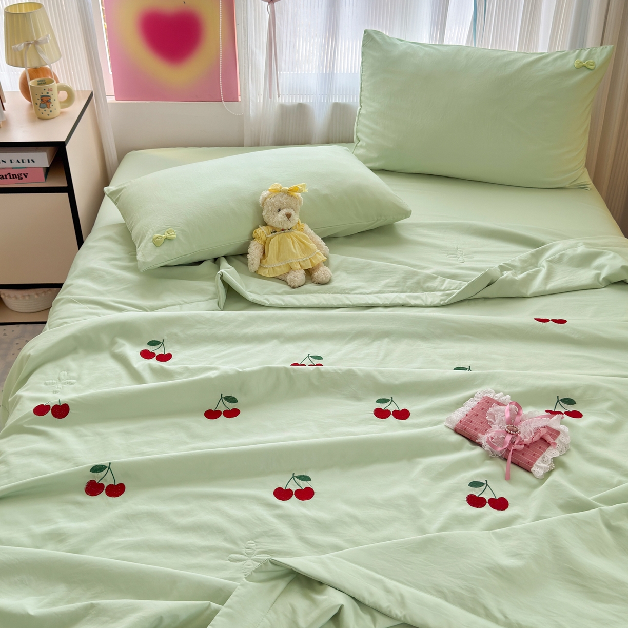 91家纺网 家纺一手货源 找家纺 佳鸿家纺 2026新款凉感冰柔丝刺绣手包边夏凉被夏被四件套-场景二 薄荷樱桃