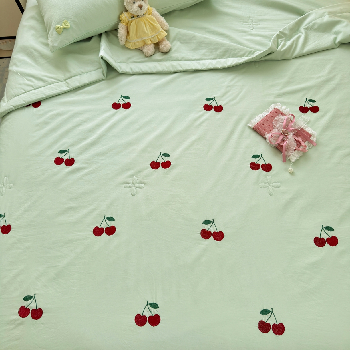 91家纺网 家纺一手货源 找家纺 佳鸿家纺 2026新款凉感冰柔丝刺绣手包边夏凉被夏被四件套-场景二 薄荷樱桃