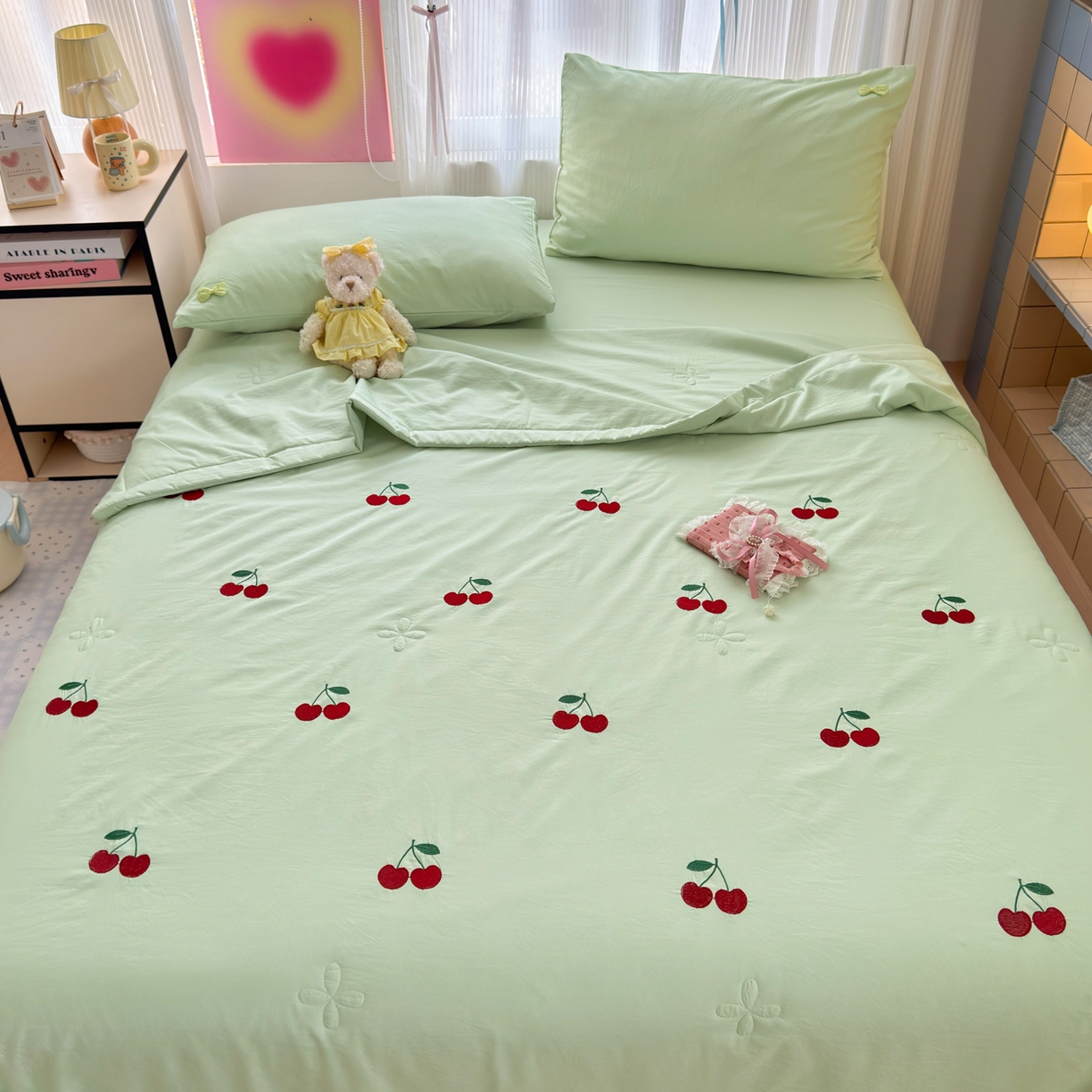 91家纺网 家纺一手货源 找家纺 佳鸿家纺 2026新款凉感冰柔丝刺绣手包边夏凉被夏被四件套-场景二 薄荷樱桃